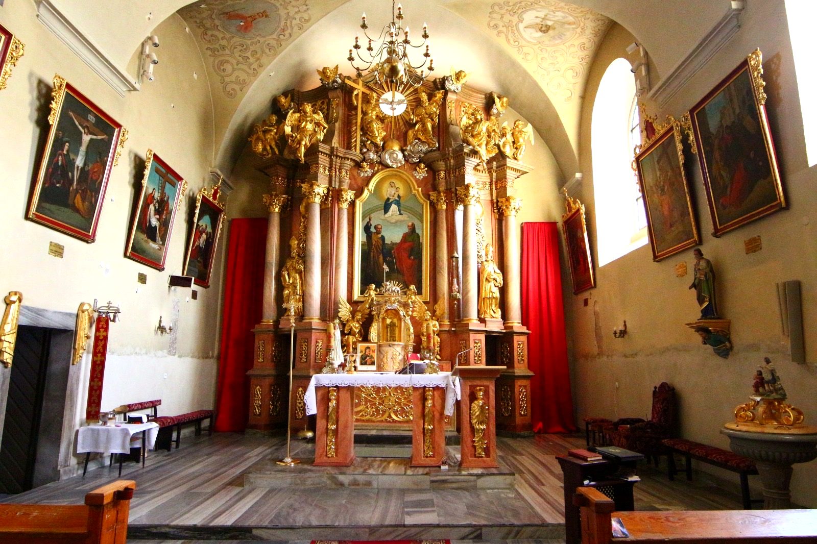 Prezbiterium kościoła parafialnego w Sidzinie