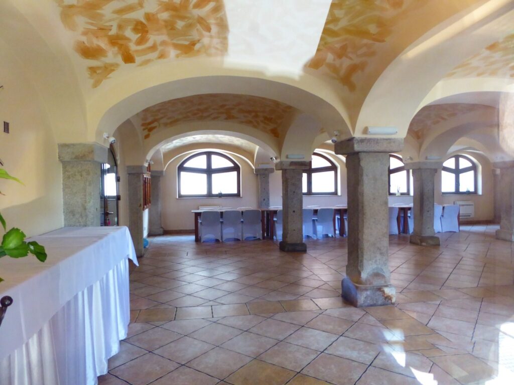 Sala konferencyjna Domu Wojciechowego ze sklepieniem na kamiennych kolumnach