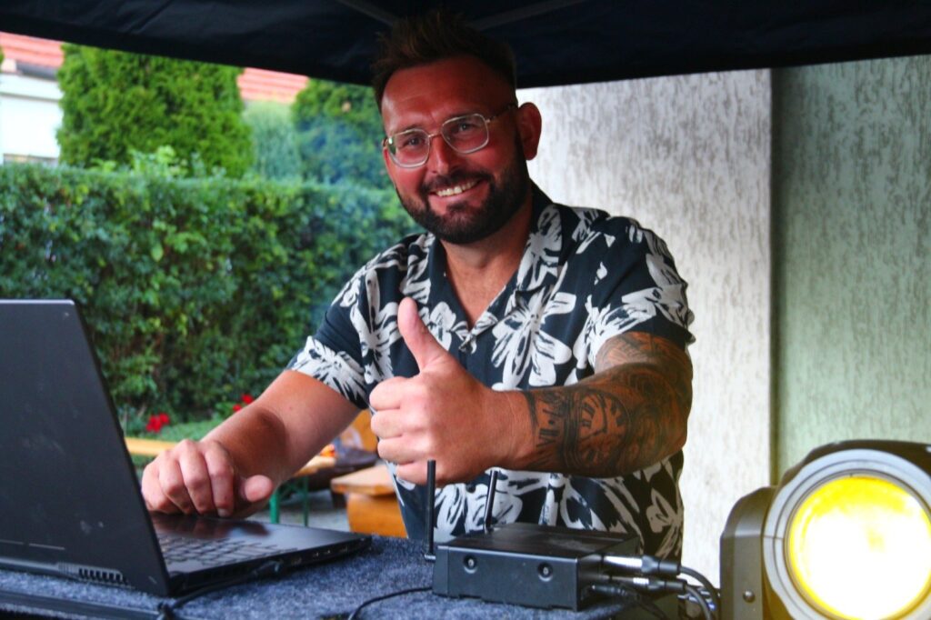 DJ przy konsoli dba o muzykę i zabawę