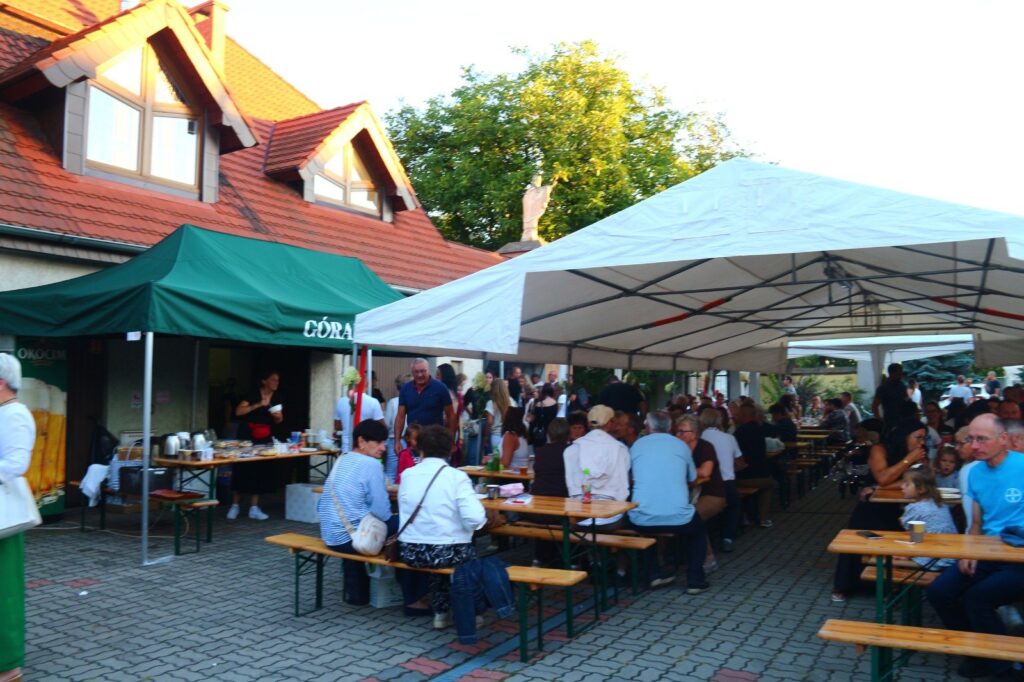 Plac festynu przy Domu Wojciechowym - namioty i biesiadne stoły