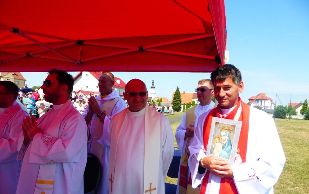 Kapłani z obrazem Matki Bożej podczas Mszy polowej