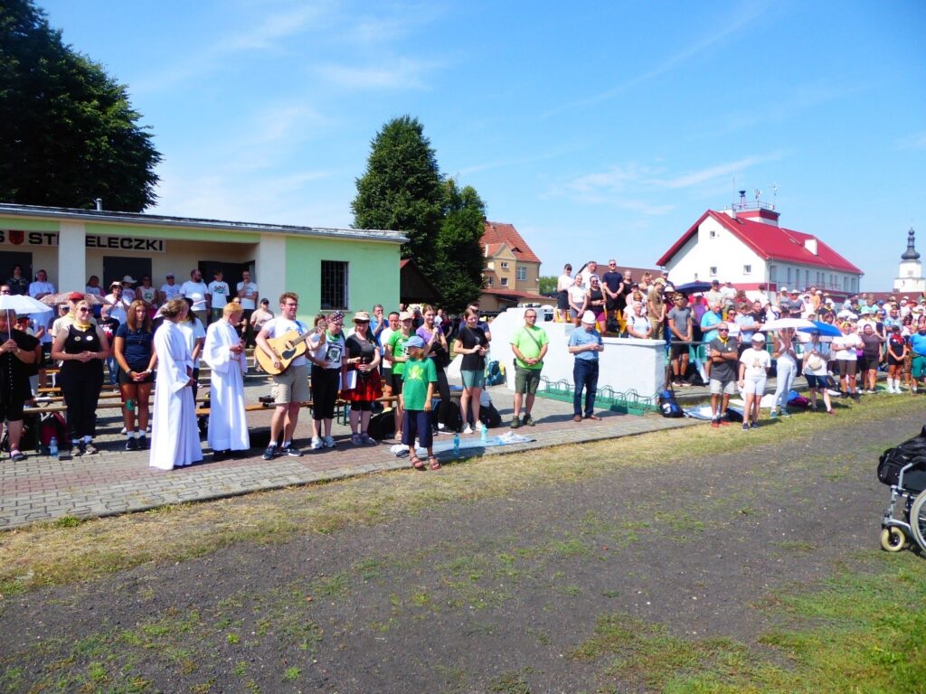 Mieszkańcy wsi witają pielgrzymów